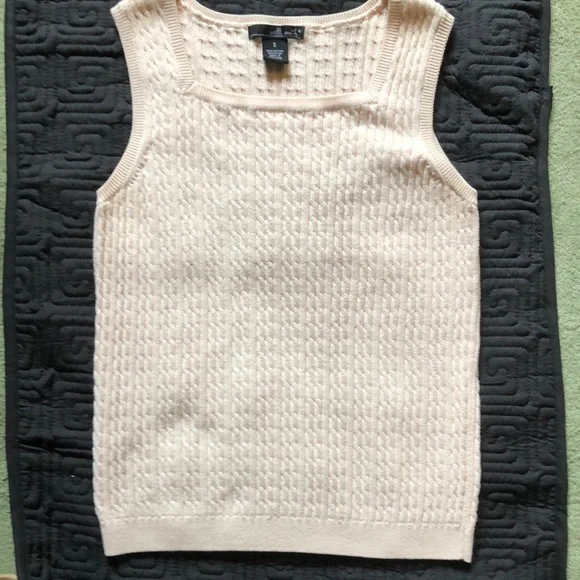 Beige “shell” knit top - Picture 1 of 3